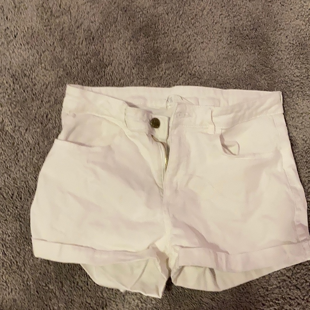 White jean shorts!! 🤍🤍